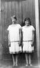 Edith og Mary i like kjoler